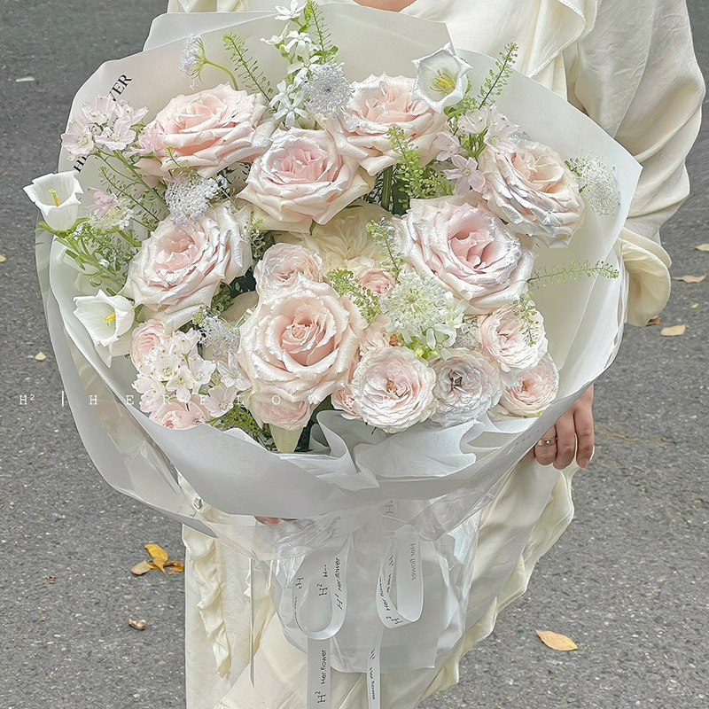 Thick, solid-color paper packaging for trendy rose bouquets57cm*57cm*20