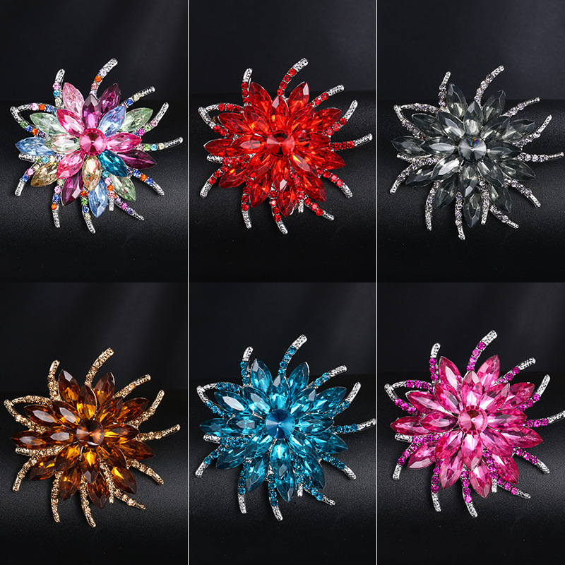 微信图片_20260319082725_1795_2 Exquisite Crystal Brooch with Rhinestones