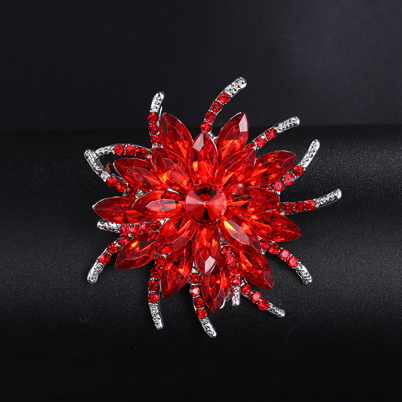 微信图片_20260319083009_1813_2 Exquisite Crystal Brooch with Rhinestones