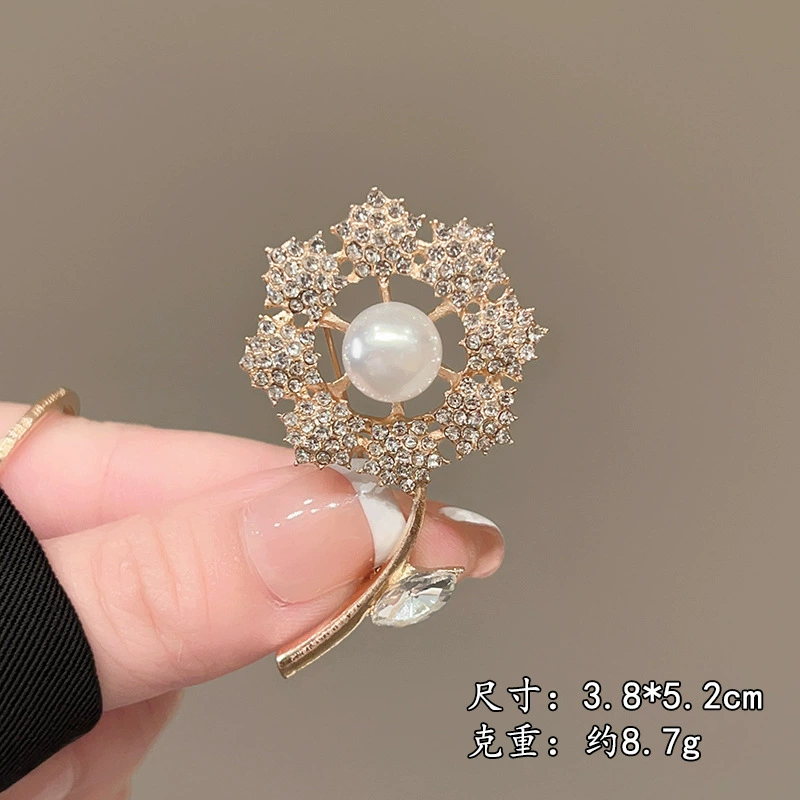 Vintage Decorative Pins & Clothing Accessories