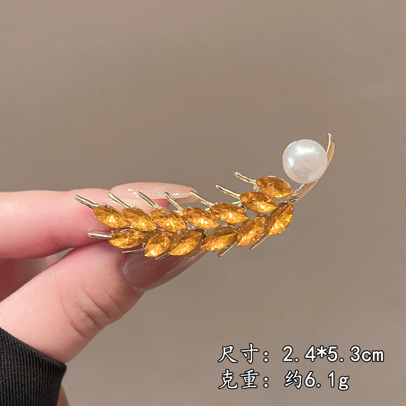 Vintage Decorative Pins & Clothing Accessories