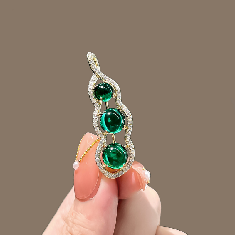 Vintage Decorative Pins & Clothing Accessories