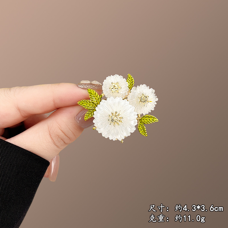 Vintage Decorative Pins & Clothing Accessories