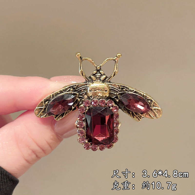 Vintage Decorative Pins & Clothing Accessories
