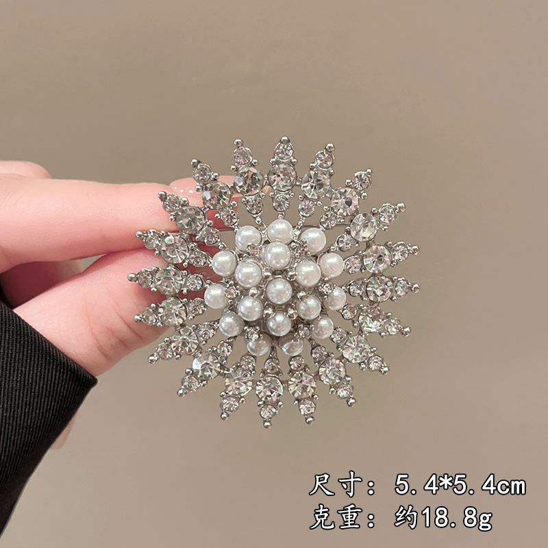 Vintage Decorative Pins & Clothing Accessories