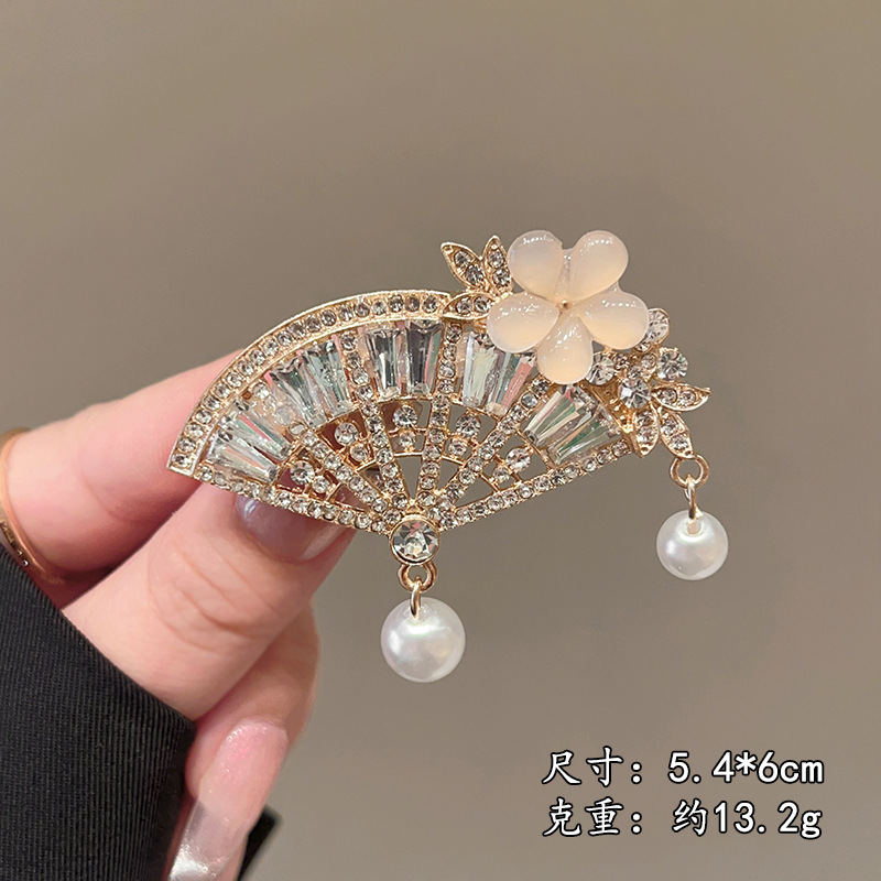 Vintage Decorative Pins & Clothing Accessories